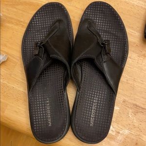 Gently used size 8 Merrell flip flops.